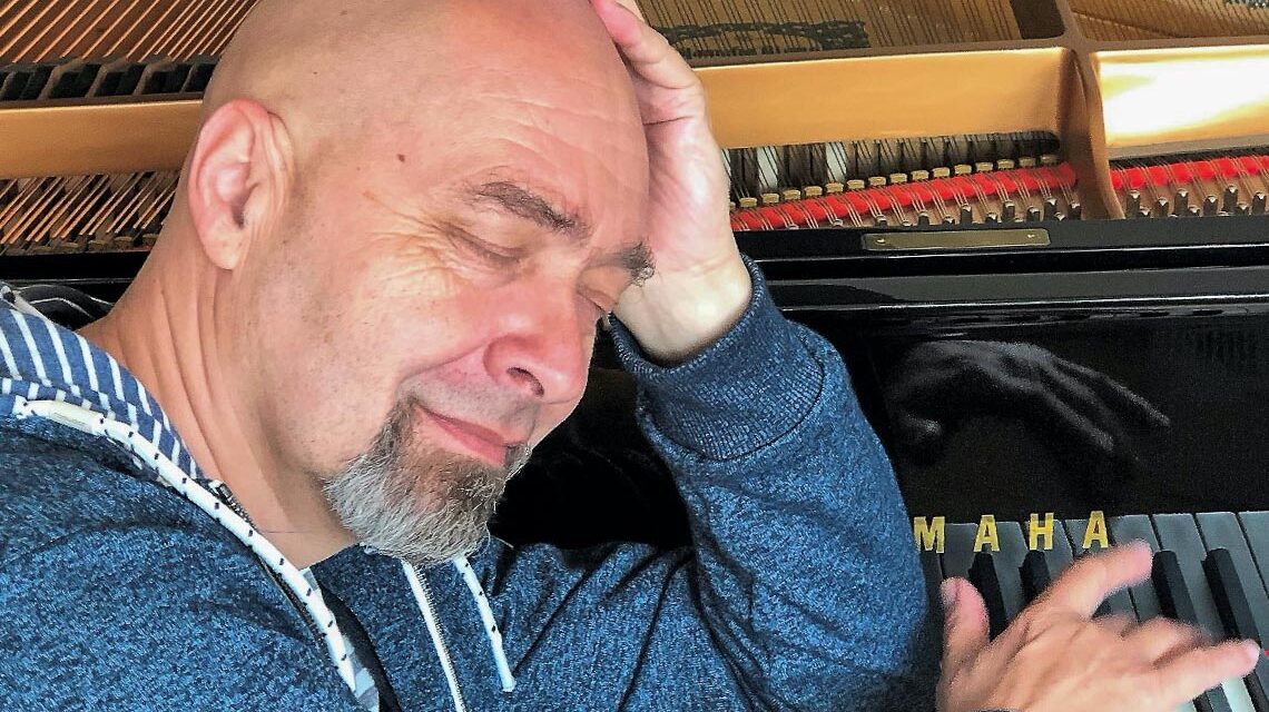 Arnim Töpl im Theater im Pariser Hof mit seiner Jubiläumsshow.