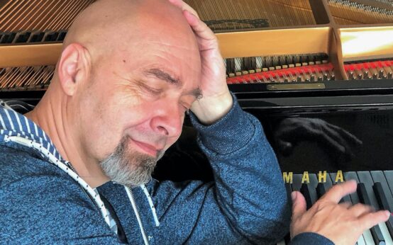 Arnim Töpl im Theater im Pariser Hof mit seiner Jubiläumsshow.