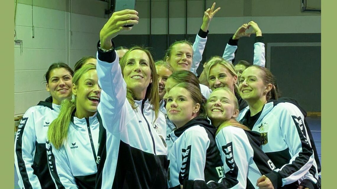 Astrid Wallmann, Selfie mit den Phantoms Cheerleader.