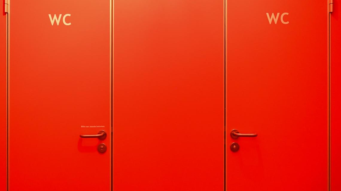 Installationen im Rathausfoyer machen Gewalt gegen Frauen sichtbar und fordern Besucherinnen und Besucher zum Hinsehen auf.