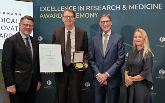 Ministerpräsident Boris Rhein (l.) überreicht dem Wissenschaftler Dr. Michel Sadelain (2 v.l.) den Broermann Medical Innovation Award.