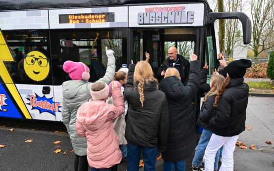 Thomas Öhlke erklärt den Schülern die wichtigsten Regeln beim Einsteigen in den Bus.