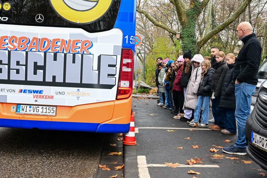Der Bus schwenkt beim losfahren aus!