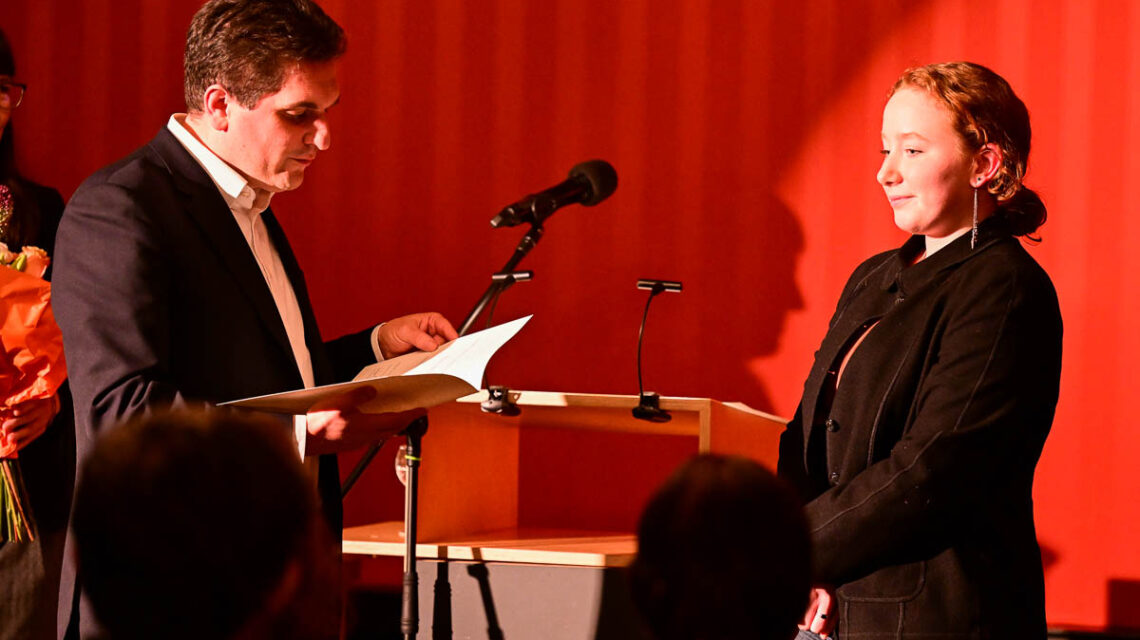 Kulturdezernent Dr. Hendrik Schmehl ließt die Urkunde für Ellen Benner.