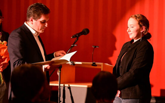 Kulturdezernent Dr. Hendrik Schmehl ließt die Urkunde für Ellen Benner.