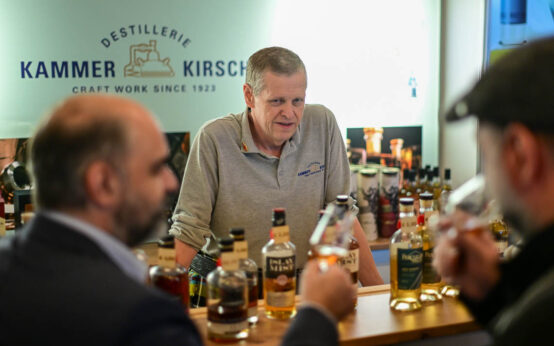 InterWhisky 2025, die Besucher probieren sich durch die Sorten.