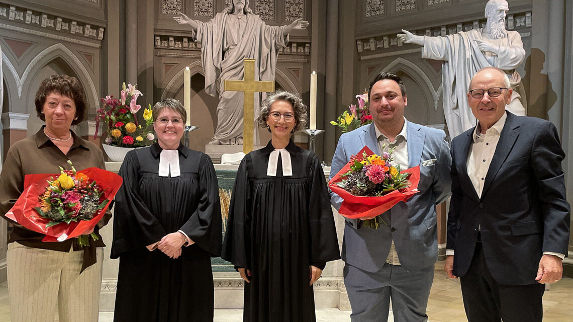 Kerstin Guthmann (ganz links) und Niclas Wlochowitz (2. von rechts) freuen sich über Blumen und Segen. Das Leitungsteam des Dekanats, die stellv. Dekanin Miriam Lehmann (2. von links), Dekanin Arami Neumann sowie Präses Eberhard Busch, gab der neuen Geschäftsführung Gottes Segen mit auf den Weg.