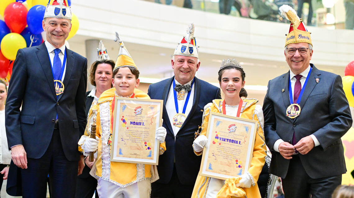 Stadtverordnetenvorsteher Dr. Gerhard Obermayr, Noah I., Andreas Taschler, Viktoria I. Oberbürgermeister Gert-Uwe Mende.