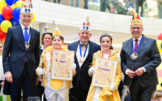Stadtverordnetenvorsteher Dr. Gerhard Obermayr, Noah I., Andreas Taschler, Viktoria I. Oberbürgermeister Gert-Uwe Mende.