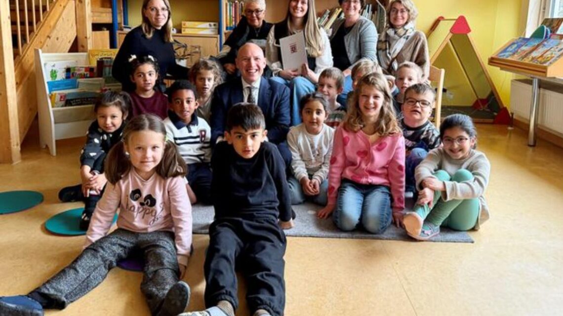 Manfred Pentz liest Vorschulkindern vor