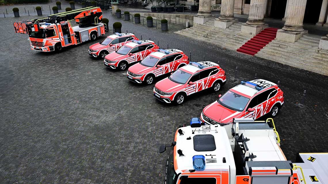 Zwei Leiterwagen und fünf neue Kommandowagen für die Leitzentrale.