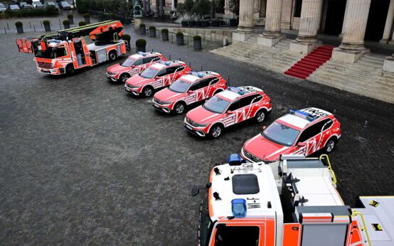 Zwei Leiterwagen und fünf neue Kommandowagen für die Leitzentrale.