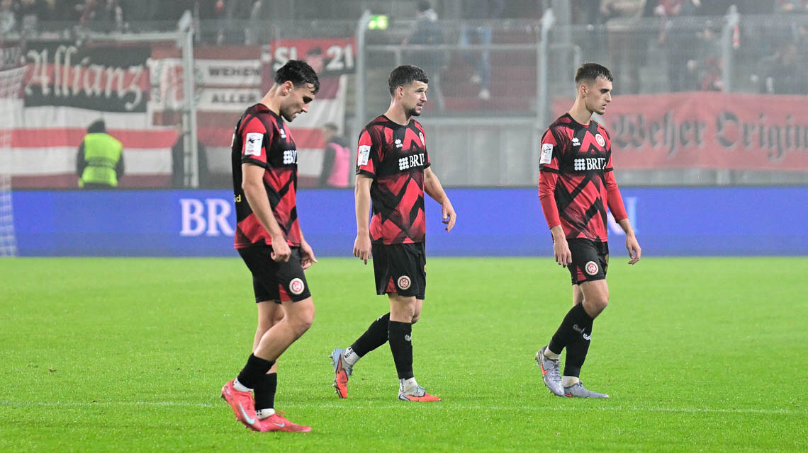 Mit hängenden Köpfen gehen de Spieler des SVWW vom Platz.