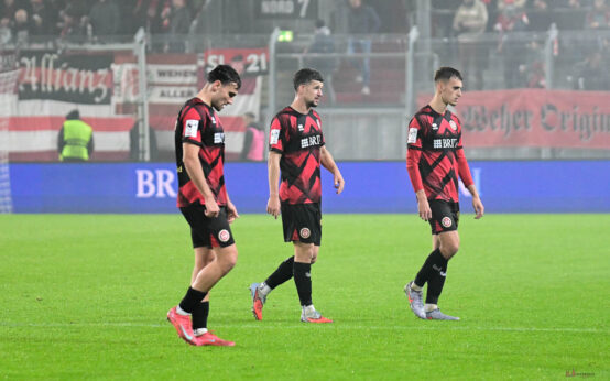 Mit hängenden Köpfen gehen de Spieler des SVWW vom Platz.