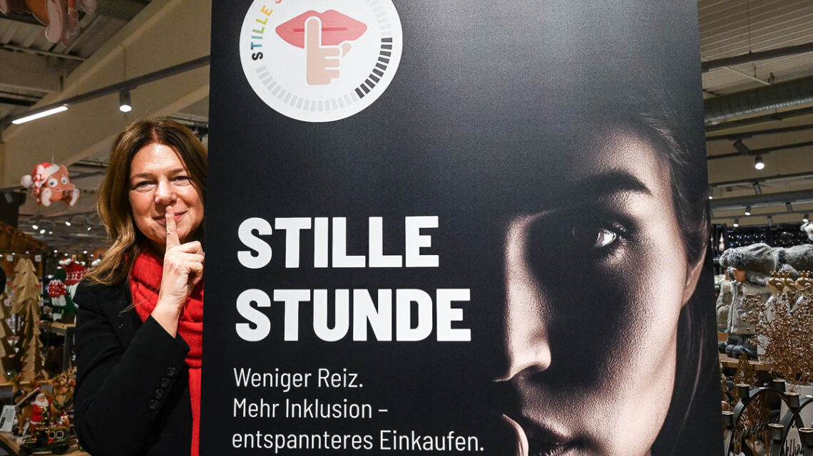 Christiane Hinninger leutet die Stille Stunde in Nordenstadt ein.