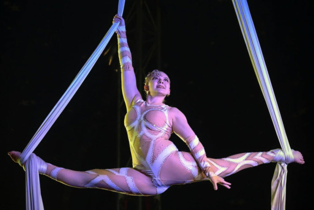 Vom 18. Dezember und bis zum 5. Januar 2026 bringt der Wiesbadener Weihnachtszirkus wieder Manegen-Stars der internationalen Circuswelt auf den Festplatz Gibber Kerb.