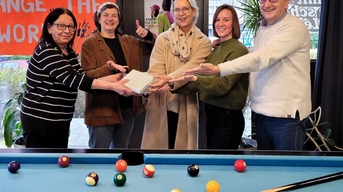 Scheckübergabe im Jugendcafé des Stadtteilzentrums Schelmengraben: Der Erlös des Stadtteilfests unterstützt das Kinder- und Jugendtelefon Wiesbaden.