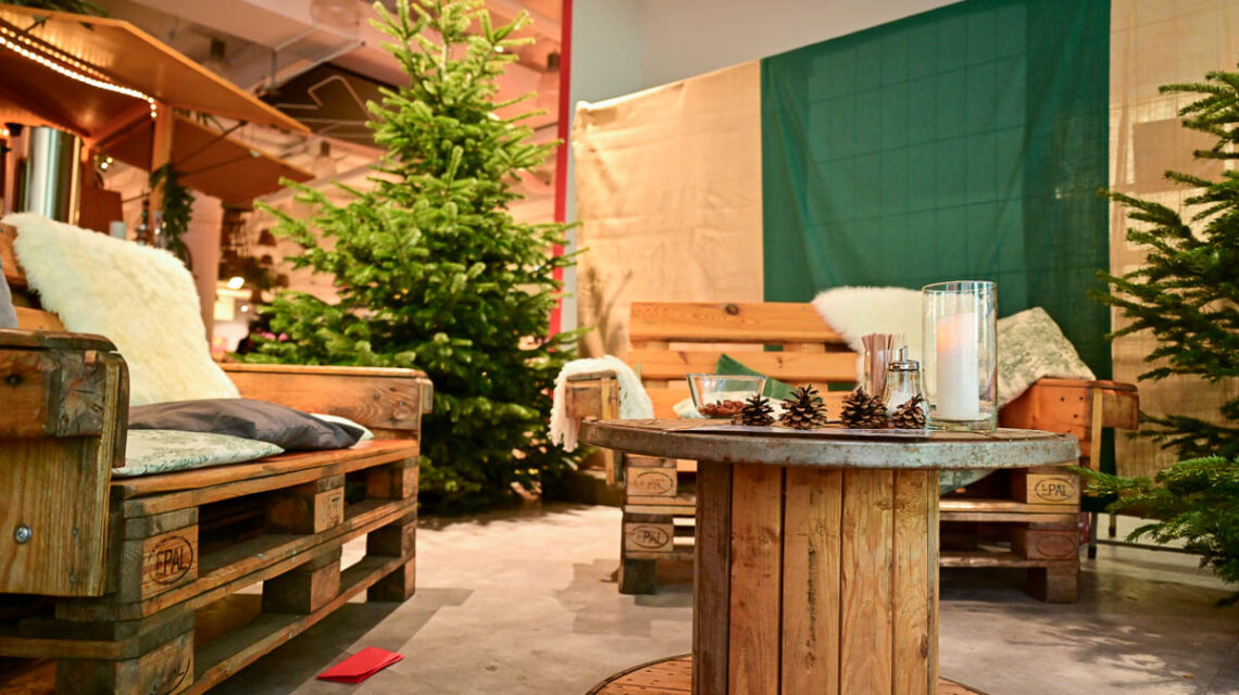 Kinder basteln Rentiermasken, Besucher schlendern zwischen Glühwein und Geschenkideen – der Adventsmarkt in Wiesbaden bringt Weihnachtsfreude in die City.