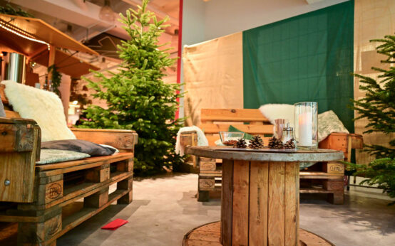 Kinder basteln Rentiermasken, Besucher schlendern zwischen Glühwein und Geschenkideen – der Adventsmarkt in Wiesbaden bringt Weihnachtsfreude in die City.