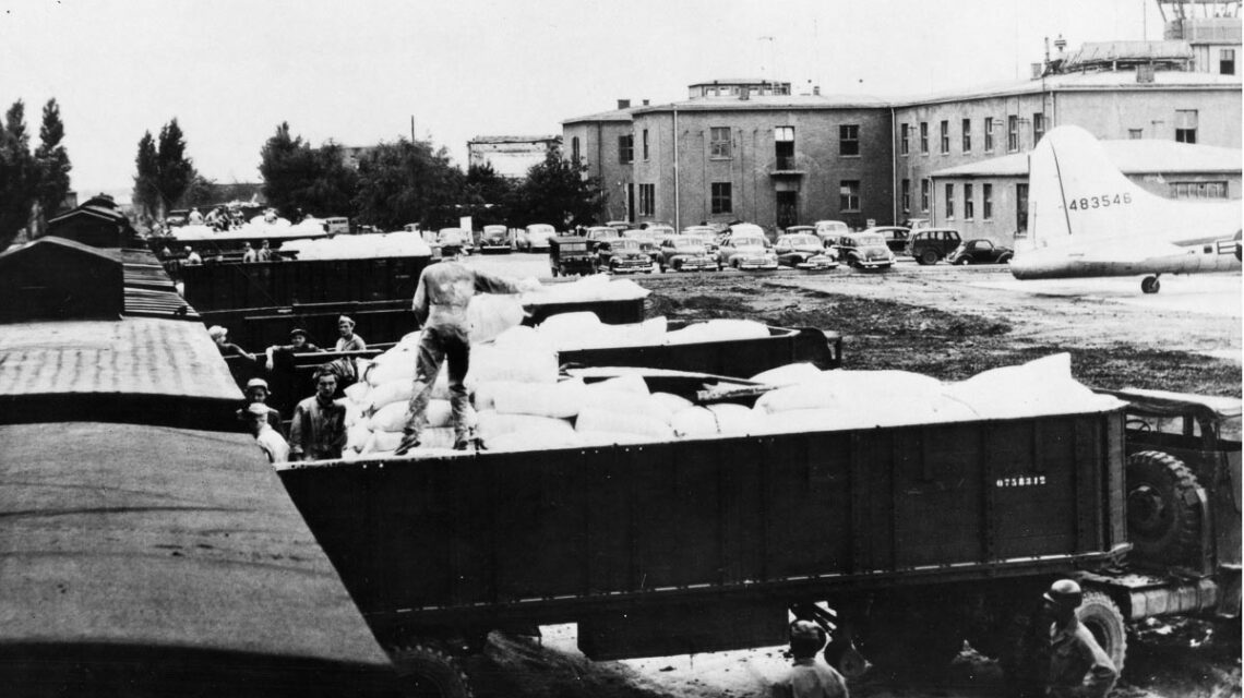Rosinenbombern während der Berliner Luftbrücke.