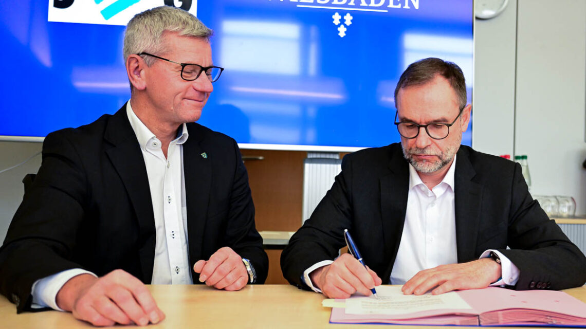 André Reisig unterschreibt seien Vertrag als SEG Geschäftsfüher, dei Stelle, die er zum 1. April antreten wird.