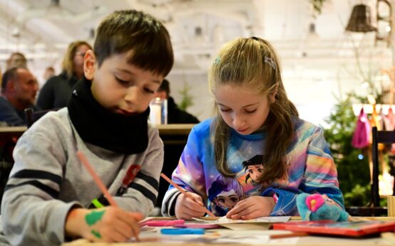 Kinder basteln mit den Eltern im Adventsmarkt, im ehemaligen Sport-Scheck.