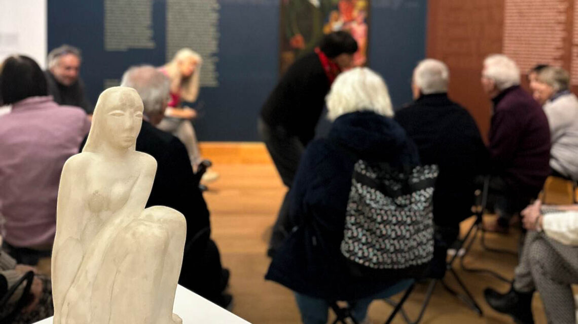 Teilnehmende betrachten gemeinsam ein Kunstwerk im Museum Wiesbaden und bringen persönliche Erinnerungen ein.