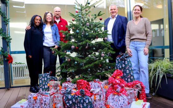Geschenkübergabe im Tierheim Wiesbaden (v. l.): Miriam Hänel (Wiesbaden Crowd), Jörg Höhler (Vorstandsvorsitzender ESWE Versorgungs AG) und Sonja Koller (Geschäftsführerin Tierheim).