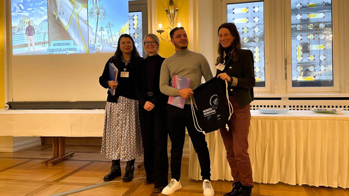 Sozialdezernentin Dr. Patricia Becher überreichte die Europässe an die Teilnehmenden des IndA-Programms im Wiesbadener Rathaus.