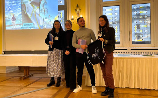 Sozialdezernentin Dr. Patricia Becher überreichte die Europässe an die Teilnehmenden des IndA-Programms im Wiesbadener Rathaus.