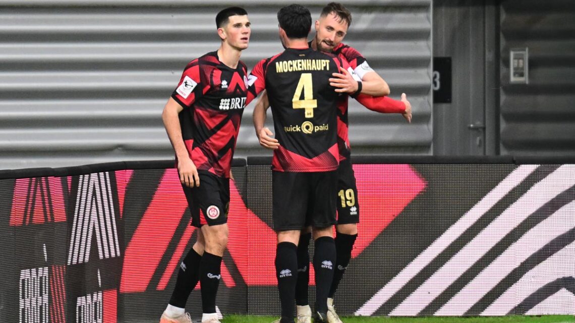 Jubel nach dem 2:1, Flotzho und Mockenhaupt gratulieren Hüblen.