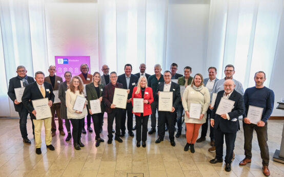 Vertreter von 17 Unternehmen wurden geehrt.