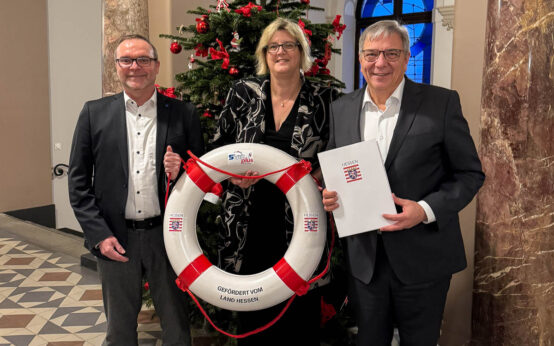 v.l.n.r. Eric Alberti, Stellvertretender Betriebsleiter mattiaqua, Staatssekretärin Dr. Sonja Optendrenk und Oberbürgermeister Gert-Uwe Mende