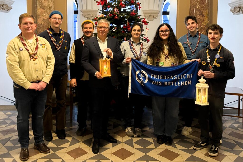 Oberbürgermeister Gert-Uwe Mende hat am Mittwoch, 17. Dezember, das Friedenslicht empfangen.
