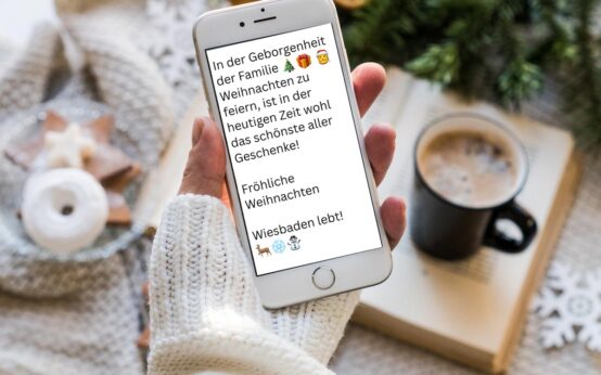 Weihnachtsgrüße per Handy versenden.