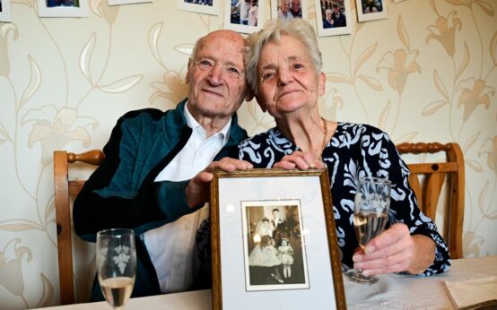 Gerda und Karl Walther feiern ihre Eiserne Hochzeit in Delkenheim – umringt von Familie, Erinnerungen und offiziellen Glückwünschen.