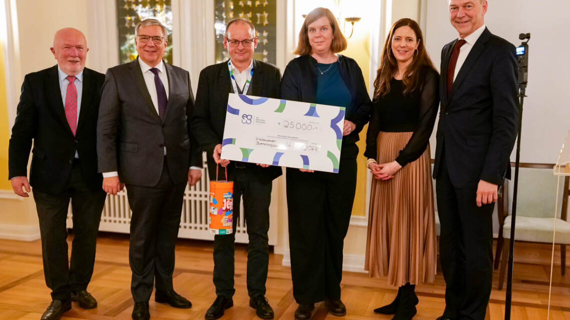 25.000 Euro-Scheckübergabe des Wiesbadener Gesundheitspreises im Rathaus-Festsaal (v.l.n.r.): Stiftungsratsvorsitzender Reinhard Claus, Oberbürgermeister Gert-Uwe Mende, Preisträger Hans Beilborn von der Hand und Ohr gGmbH, Gesundheitsdezernentin Milena Löbcke, Stiftungsvorständin Angela Tausendpfund und Stadtverordnetenvorsteher Gerhard Obermayr.