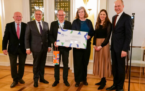25.000 Euro-Scheckübergabe des Wiesbadener Gesundheitspreises im Rathaus-Festsaal (v.l.n.r.): Stiftungsratsvorsitzender Reinhard Claus, Oberbürgermeister Gert-Uwe Mende, Preisträger Hans Beilborn von der Hand und Ohr gGmbH, Gesundheitsdezernentin Milena Löbcke, Stiftungsvorständin Angela Tausendpfund und Stadtverordnetenvorsteher Gerhard Obermayr.