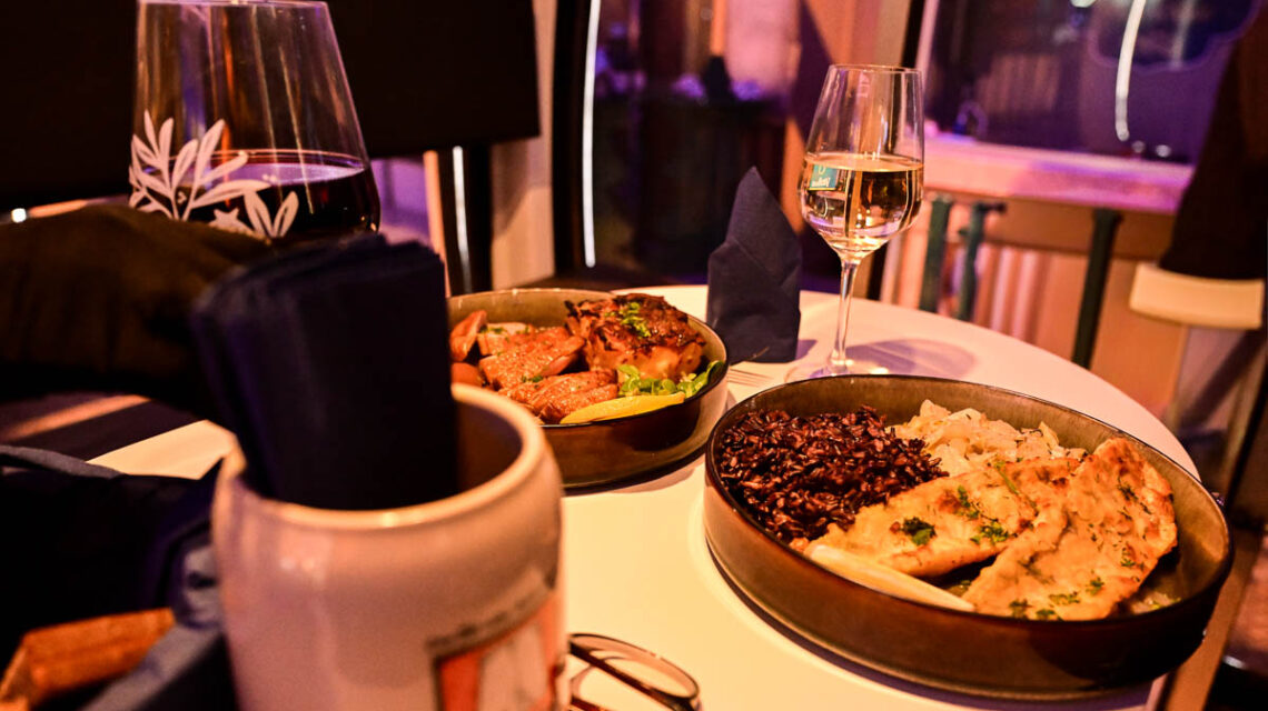 Dinner im Riesenrad, Zander auf Schwarzen Reise mit buntem Gemüse, Barbarie Ente mit Erdäpfelgratin udn buntes Gemüse.