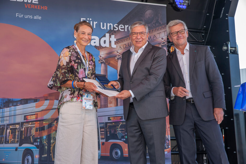 Marion Hebding, OB Gert-Uwe Mende und Verkehrsdezernent Andreas Kowol beim Sommerfest von ESWE Verkehr. ©2025 Marco Stirn