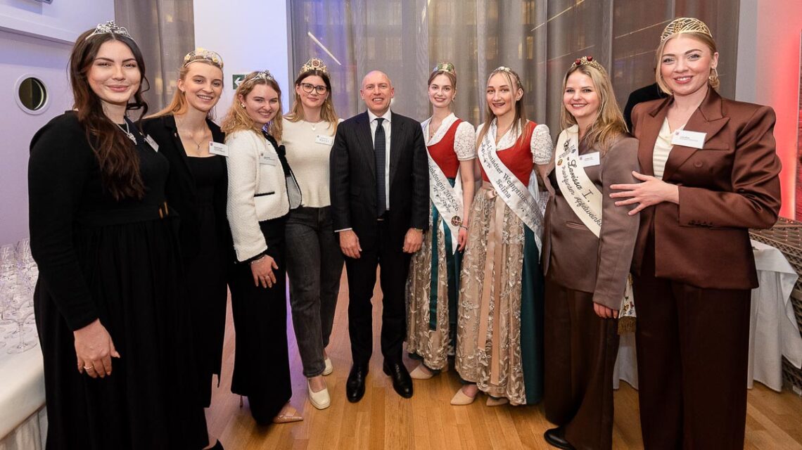 Europaminister Manfred Pentz hat in Brüssel das 17. Hessische Weinfest eröffnet. Rund 1.000 Gäste aus Politik, Wirtschaft und Diplomatie genossen Spitzenweine aus Rheingau und Bergstraße. Hessen präsentiert sich stolz: regional, weltoffen und mit einem klaren Bekenntnis zu Europa.