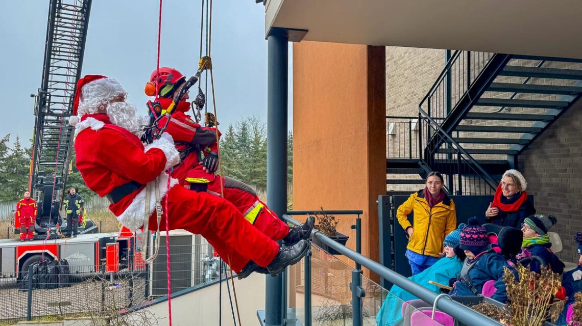Höhenretter der Feuerwehr Wiesbaden seilen sich als Nikolaus ab und überraschen Kinder des Zwerg-Nase-Zentrums.