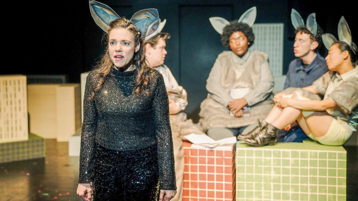 Musikalisches Theater „JOSEFINE“ stellt Kafkas Fragen überraschend frisch auf die Bühne.