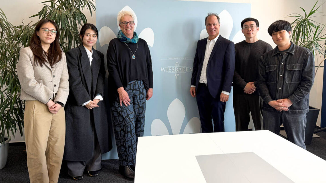 Zu Besuch in Wiesbaden: Die Südkoreanische Delegation mit kommissarischer Leitung Amt für Soziale Arbeit Heike Richter und Abteilungsleiter Wohnen Martin Vaché.