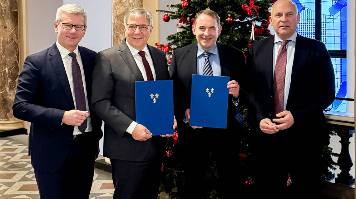 Innenminister Poseck, Finanzminister Lorz, Oberbürgermeister Mende und Baudezernent Kowol (v.r.n.l.) im Wiesbadener Rathaus.