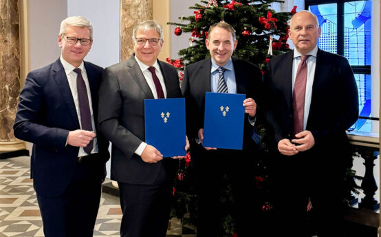 Innenminister Poseck, Finanzminister Lorz, Oberbürgermeister Mende und Baudezernent Kowol (v.r.n.l.) im Wiesbadener Rathaus.