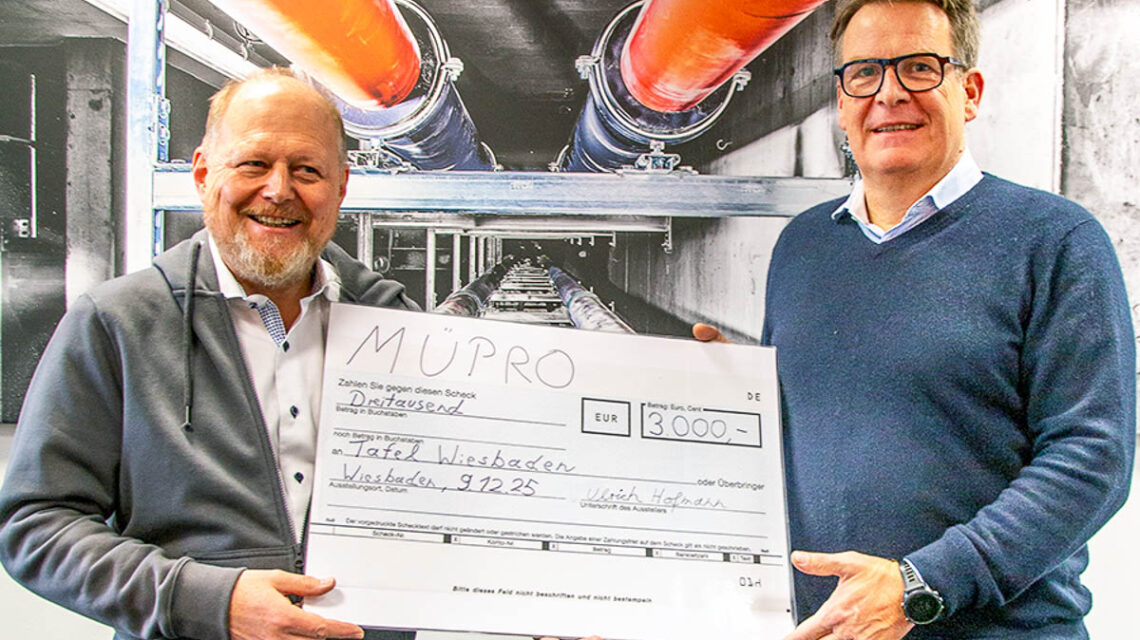 Geschäftsführer, Ulrich Hofmann übergibt einen Scheck an die Wiesbadener Tafel.
