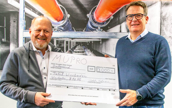 Geschäftsführer, Ulrich Hofmann übergibt einen Scheck an die Wiesbadener Tafel.