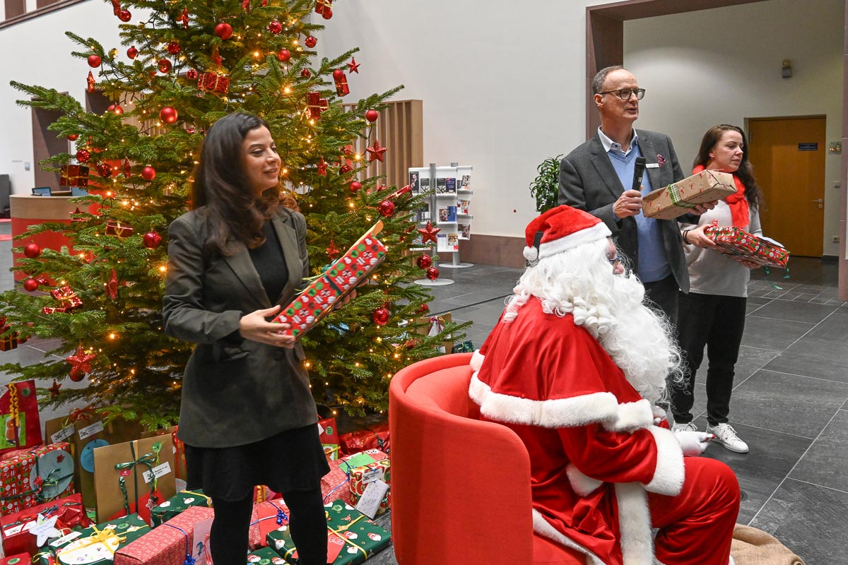 Kleine-Zettel-gro-e-Wirkung-Wiesbadens-Wunschbaum-Tradition