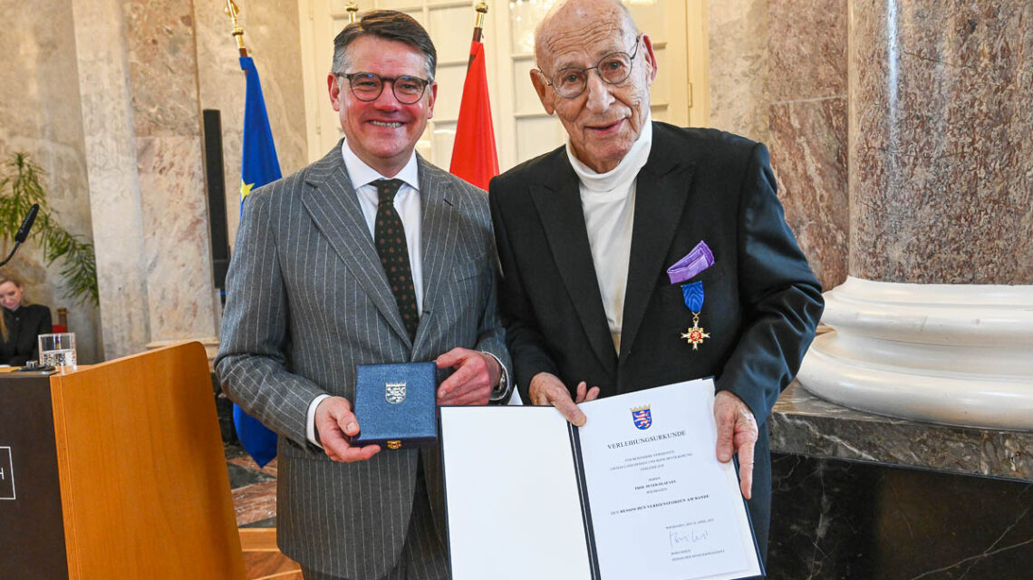 Prof. Olaf Leu erhält den Hessischen Verdienstorden am Bande.